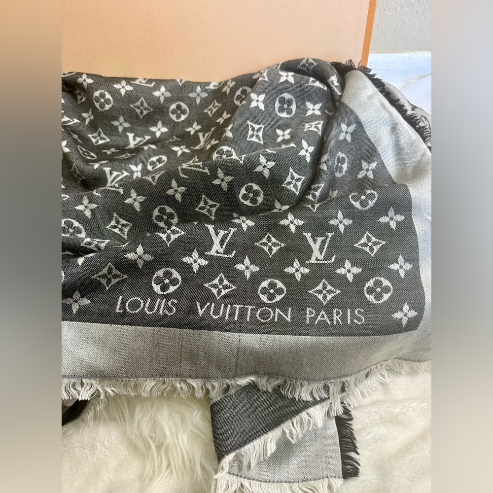 Louis Vuitton Black and White Monogram Shawl